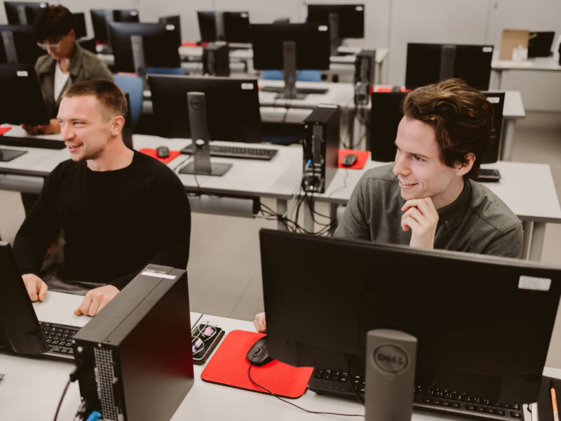 Kaksi Edusalon opiskelijaa istuu tietokoneen ääressä.